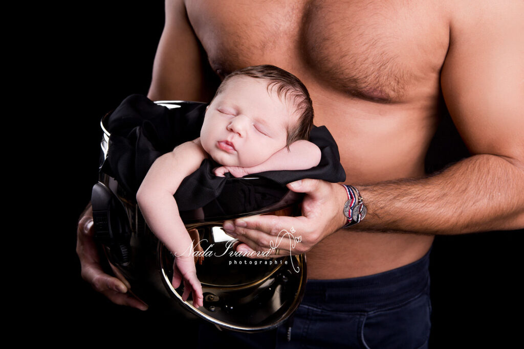 Bebe Dans Un Casque De Pompier