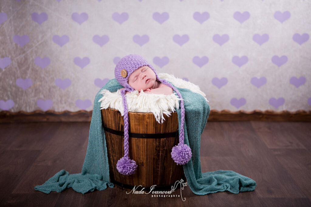 Bebe Dans Un Seau En Bois Et Bonnet Violet Montpellier