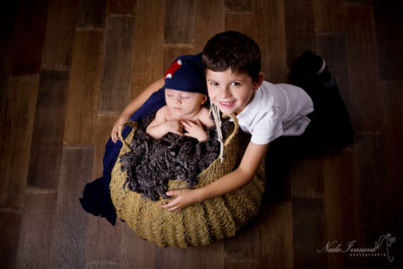 Photographe Agde Bebe Dans Un Pannier Avec Son Grand Frere