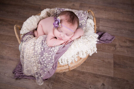 photographe beziers bebe dans un pannier viole et bois