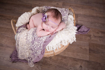 Photographe Beziers Bebe Dans Un Pannier Viole Et Bois