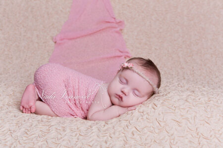 Photographe Beziers Bebe Sur Un Plaid Beige Dans Un Tissu Rose