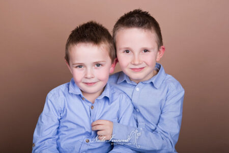 Photographe Beziers Enfants Frere Avec Belle Chemise Bleu