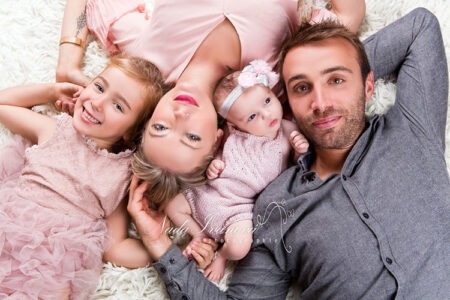 Photographe Beziers Fammile Allonger Sur Le Dos Tres Souriantes