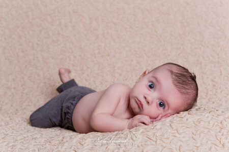 Photographe Beziers Maternite Bebe Sur Le Dos Les Yeux Ouvert