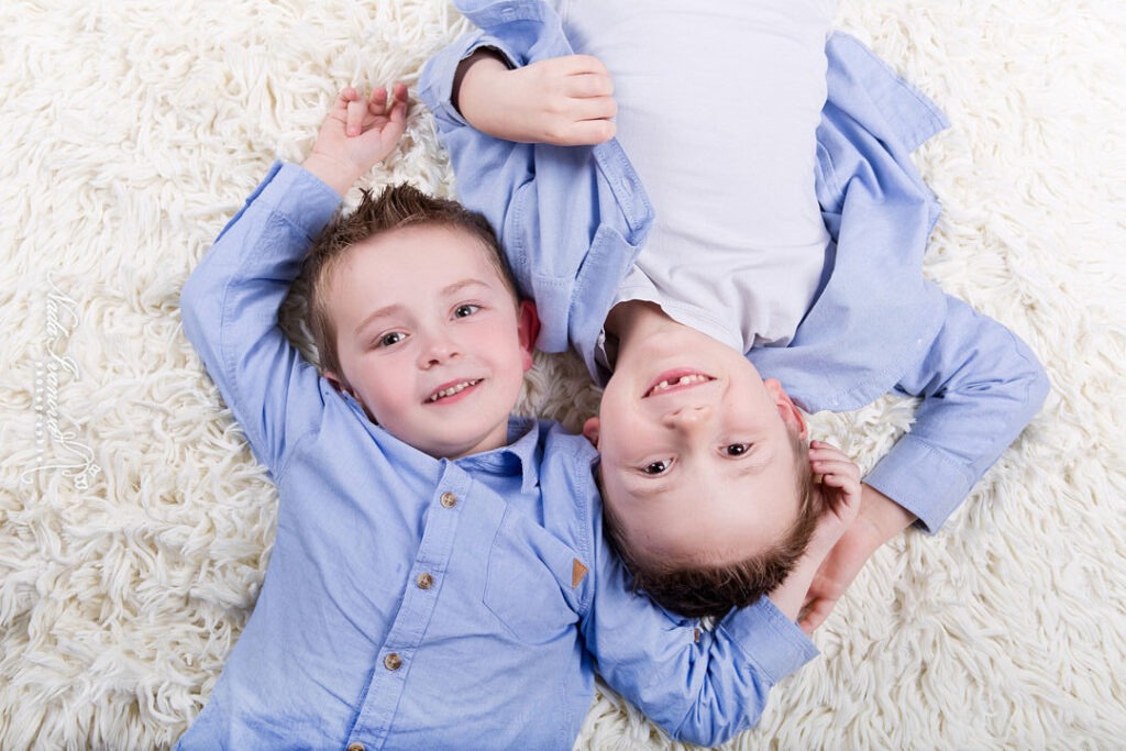 Photographe Clermont Herault Frere Allonger Sur Fourure Avec Belle Chemise Bleu