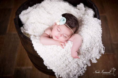 Photographe Clermont L Herault Bebe Dans Un Seau En Bois Avec Une Fleur Pale