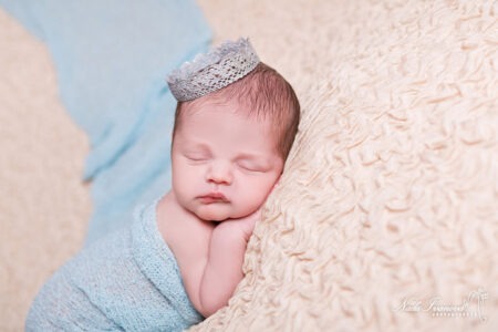 Photographe Gignac Bebe Sur Fond Beige Et Couronne Argent