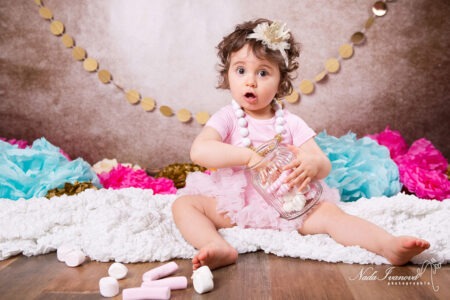 Photographe Gignac Fille Avec Bonbon Et Fleur Pour Anniversaire