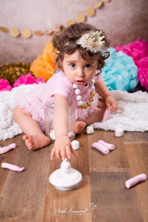 Photographe Juvignac Anniversaire 1 An Petite Fille Avec Bonbon Et Fleur