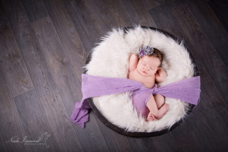 Photographe Marseillan Bebe Sur Le Dos Avec Bandeau Violet Dans Un Seau