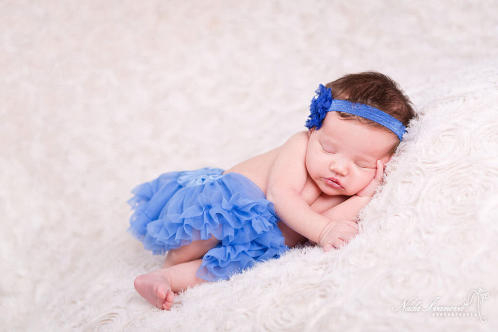 Photographe Montpellier Bebe Avec Un Tutu Bleu Et Bandeau Fleur Bleu