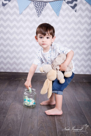 Photographe Montpellier Enfant Avec Lapin Et Bonbon