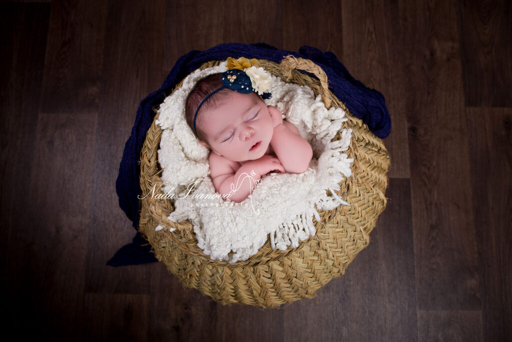 Photo Bebe Dans Un Pannier En Fibre Vegetale