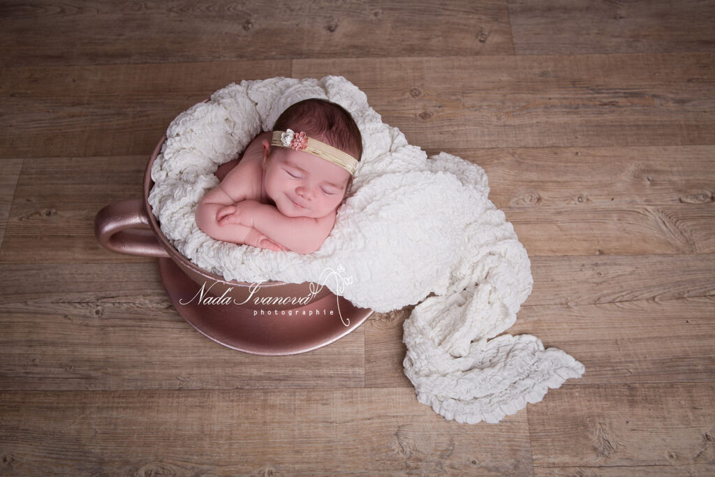 Photo Bebe Dans Une Tasse Rose Doree Et Plaid Blanc