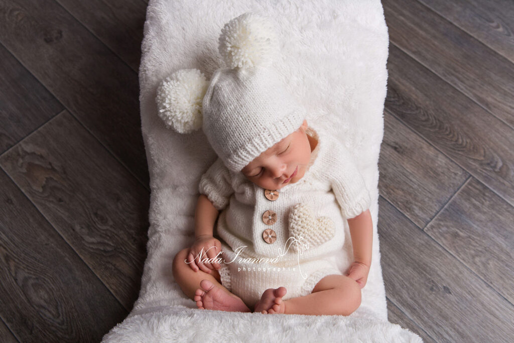 Bebe Avec Bonnet Combinaison Et Plaid Blanc