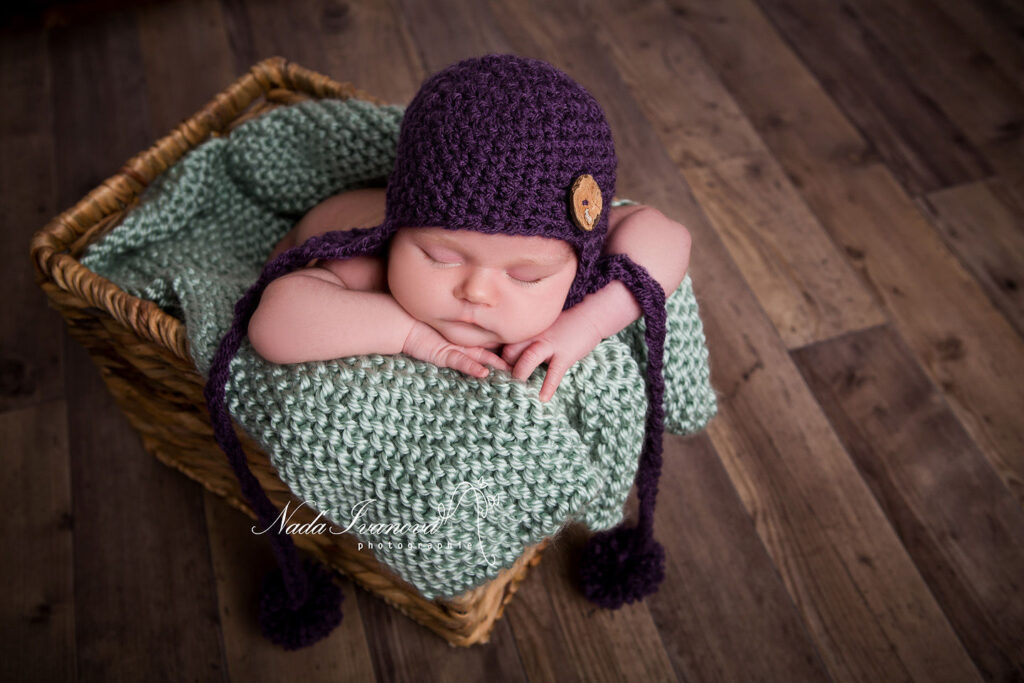 Bebe Avec Bonnet Violet Et Couverture En Laine Vert Menthe