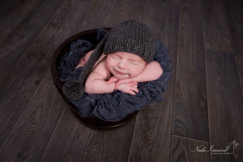 Bebe Dans Un Seau En Bois Et Bonnet Gris