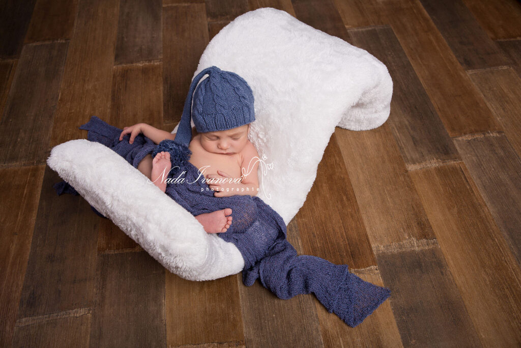 Bebe Qui Dort Avec Un Bonnet En Laine Bleu