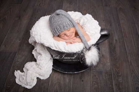 Bebe Qui Dort En Souriant Dans Une Tasse Argenté