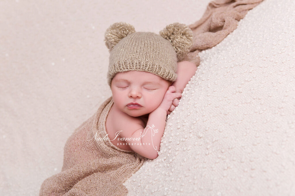 Bébé Qui Dort Avec Bonnet Beige