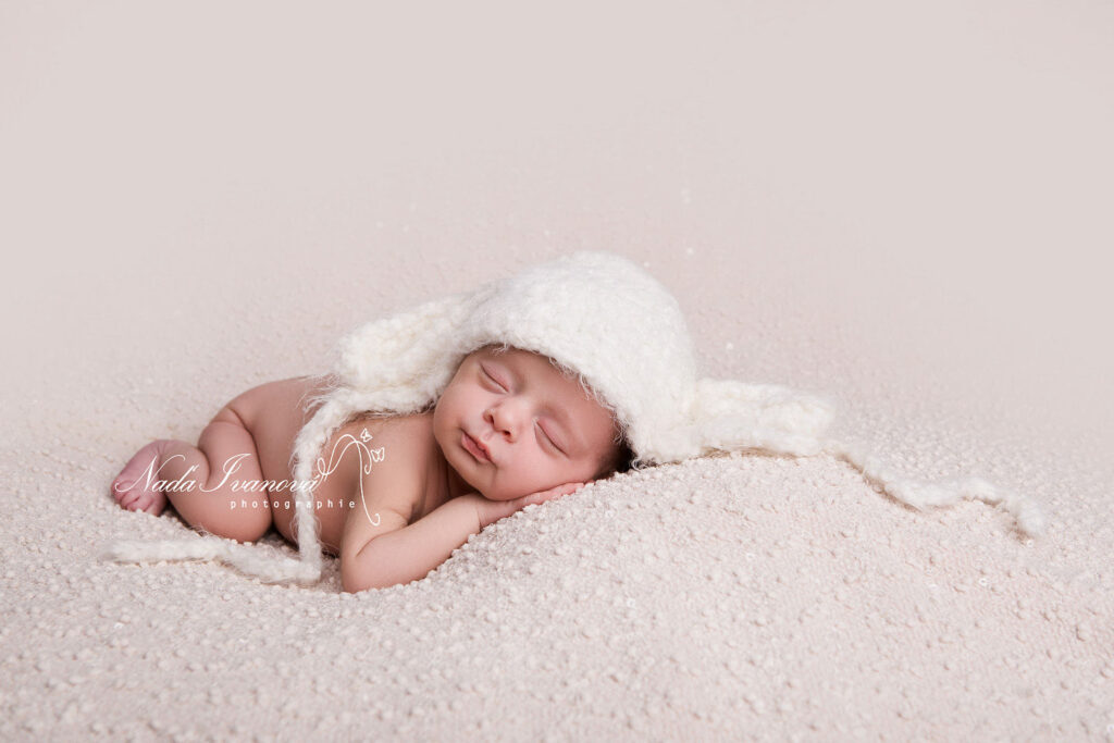 Bébé Qui Dort Avec Un Bonnet Blanc Type Mouton