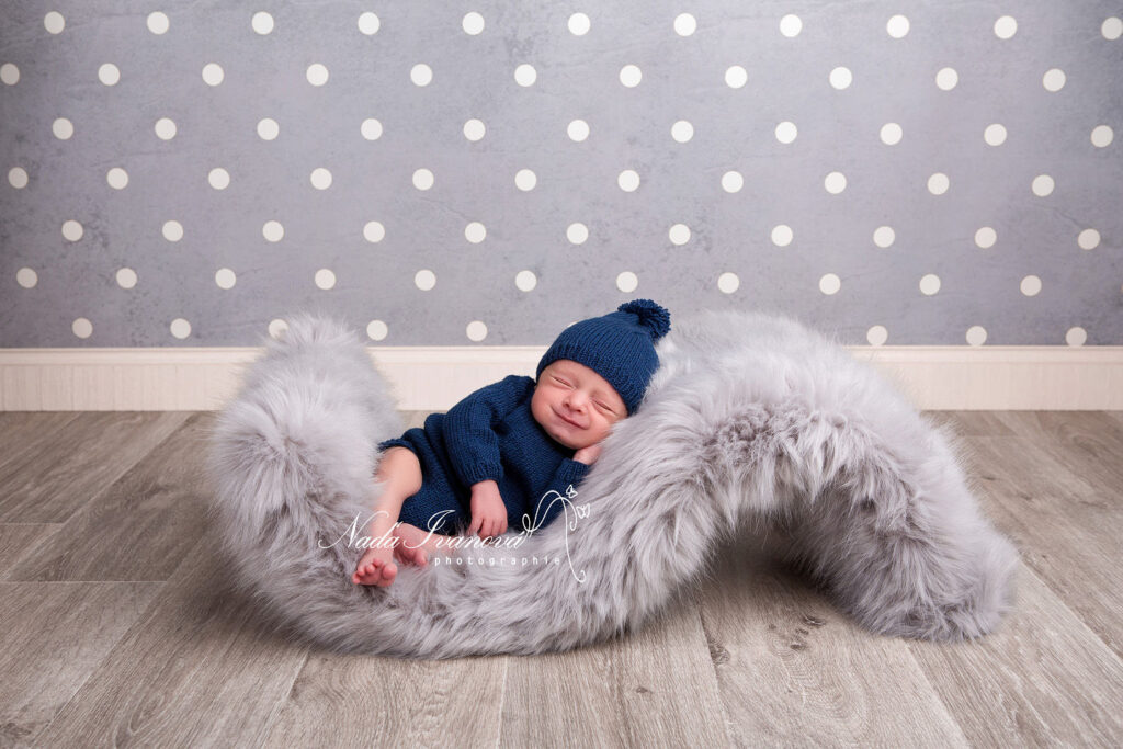 Bébé Qui Dort Avec Un Grand Sourire