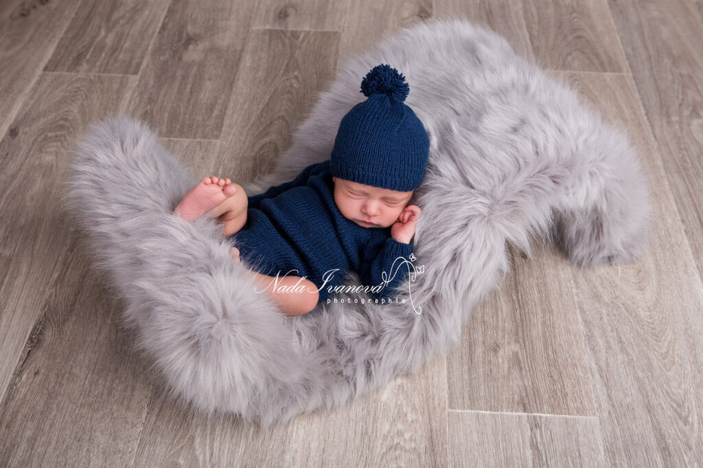 Bébé Qui Fait Une Grimace Avec Un Bonnet Bleu