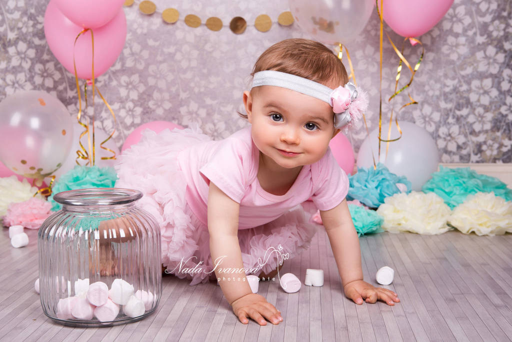 Photographe Sommiere Petite Fille Anniversaire Avec Bonbon