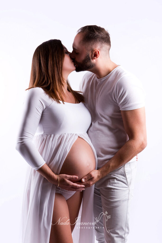 Photographe Grossesse Maman Et Papa En Blanc