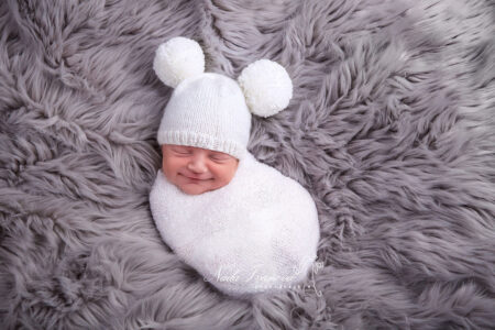 Photographe Beziers Bébé Avec Bonnet A Pompom Blanc