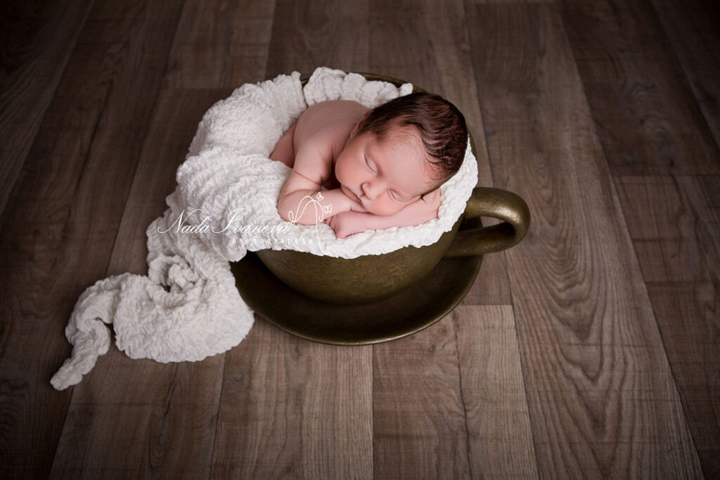 Photographe Beziers Bébé Dans Une Tasse