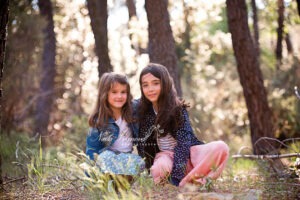 Séance photo famille - Alice et Ana de Montpellier photographe montpellier deux soeur dans les bois