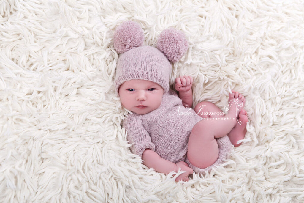 Photographe Agde Bebe Sur Le Dos Avec Pompon Rose