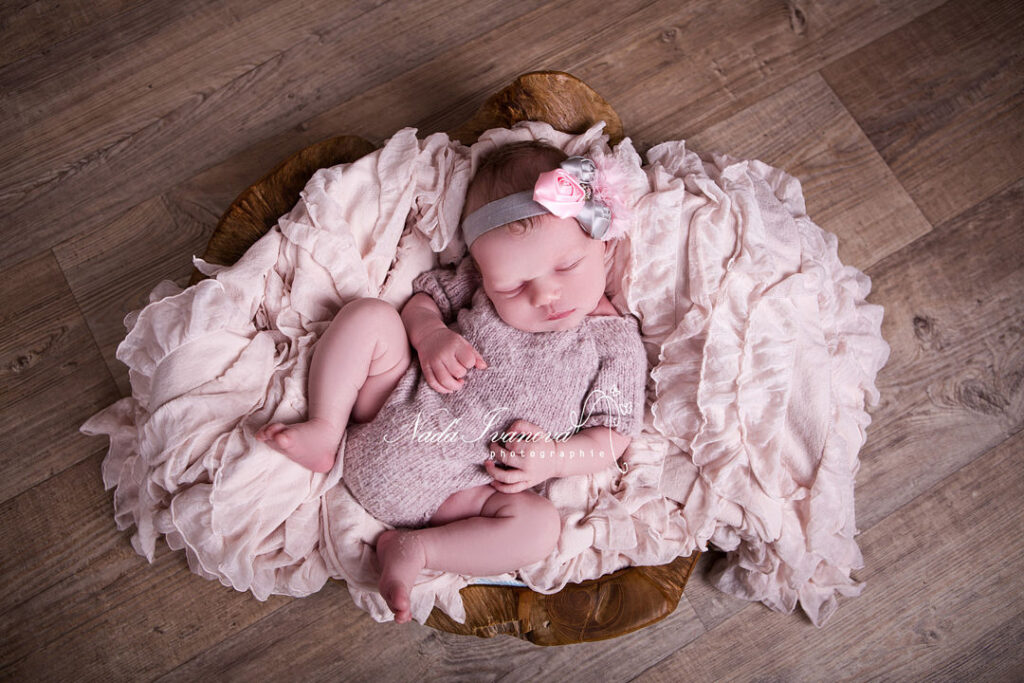 Photographe Agde Bebe Dans Un Plat En Teck