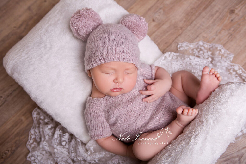 Photo Bebe Avec Bonnet A Gros Pompon