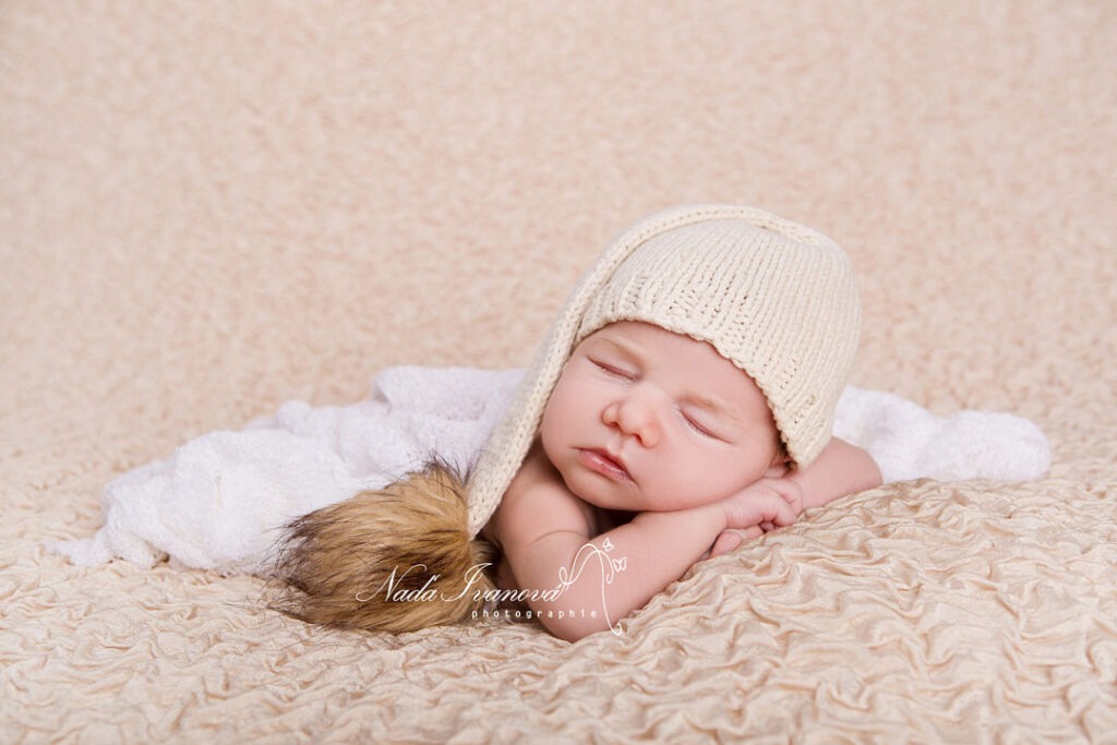 Photo Bebe Avec Bonnet Blanc Et Gros Pompom