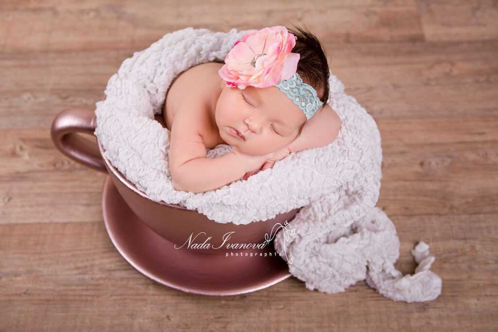 Photographe Bebe Dans Une Tasse Geante