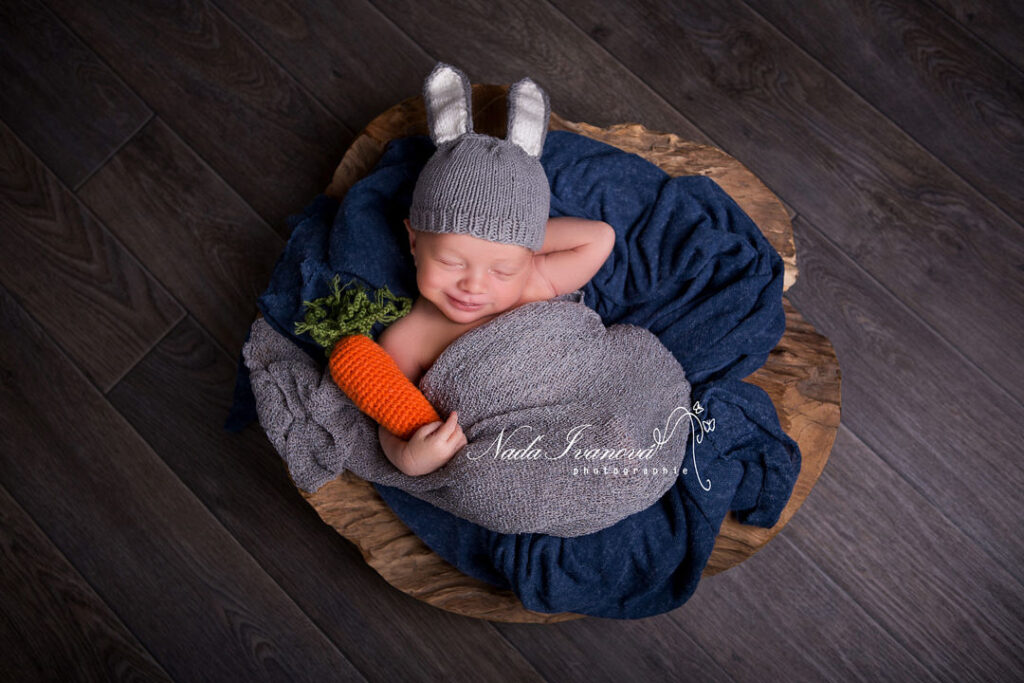 Photographe Bebe Deguiser Lapin Avec Carotte