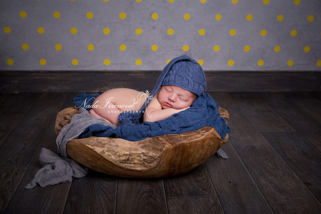 Photographie Bebe Dans Plat En Teck Et Bonnet Bleu