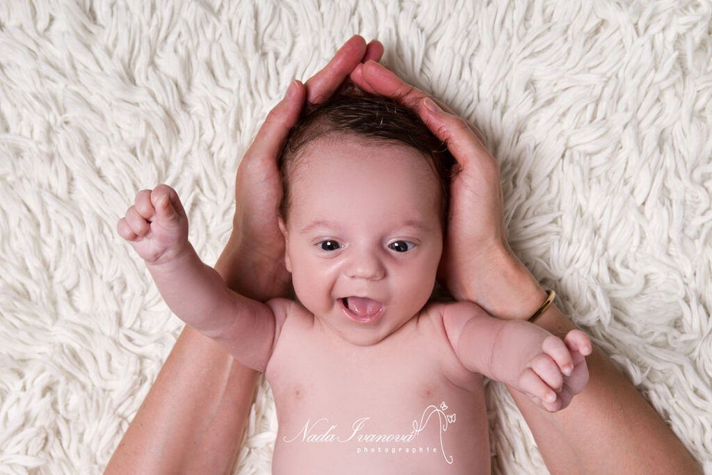 Photoshoot Bebe Dans Les Mains De Maman