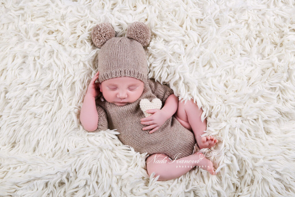 Photographe Bebe Avec Bonnet Et Petit Coeur