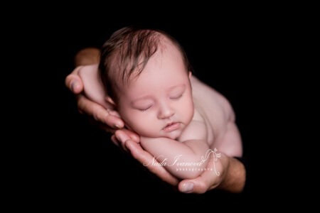 Photographe Bebe Beziers Dans Les Mains De Papa