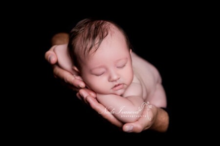 Photographe Bebe Beziers Dans Les Mains De Papa