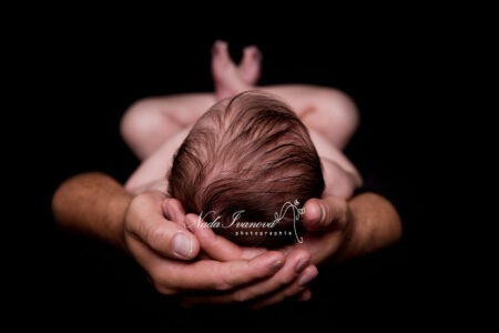 photographe beziers bebe dans les mains de papa