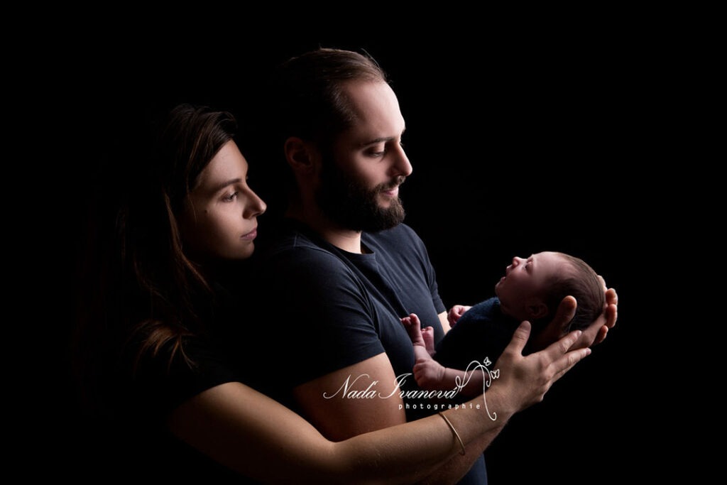 Photographe Pezenas Bebe Dans Les Bras Des Parents