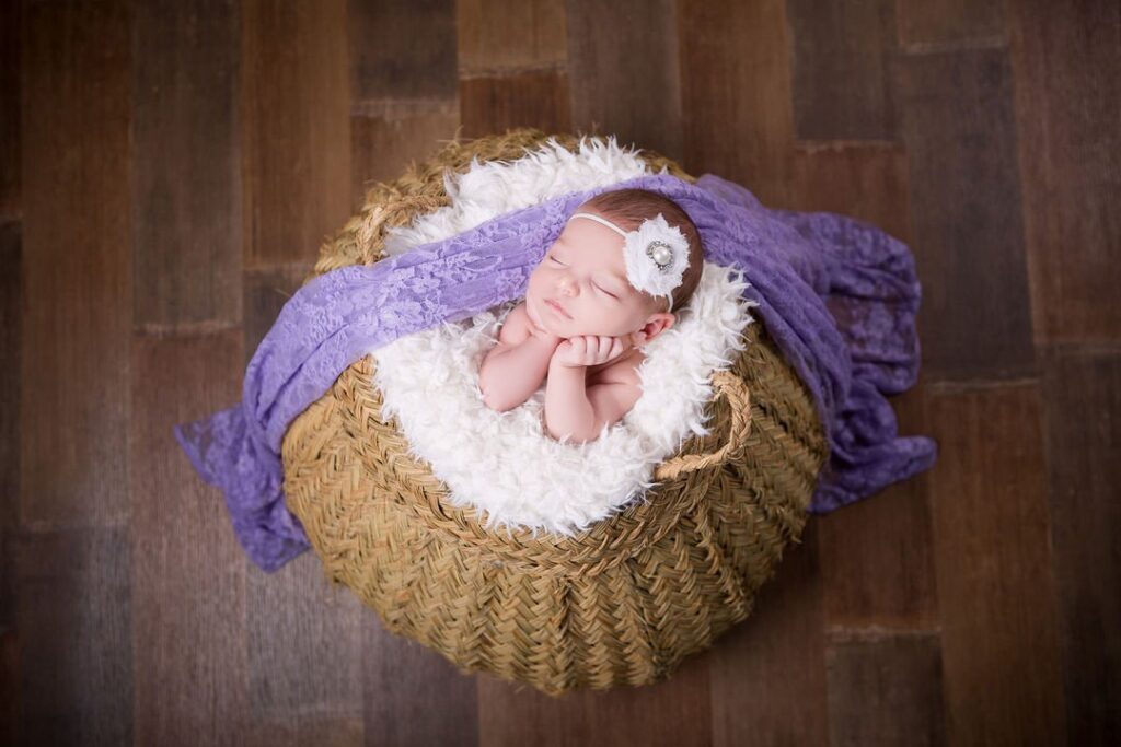 Photographe Bebe Dans Un Pannier Avec Drapper Violet