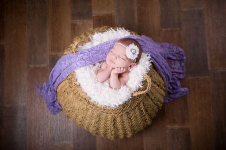 Photographe Bebe Dans Un Pannier Avec Drapper Violet 1080