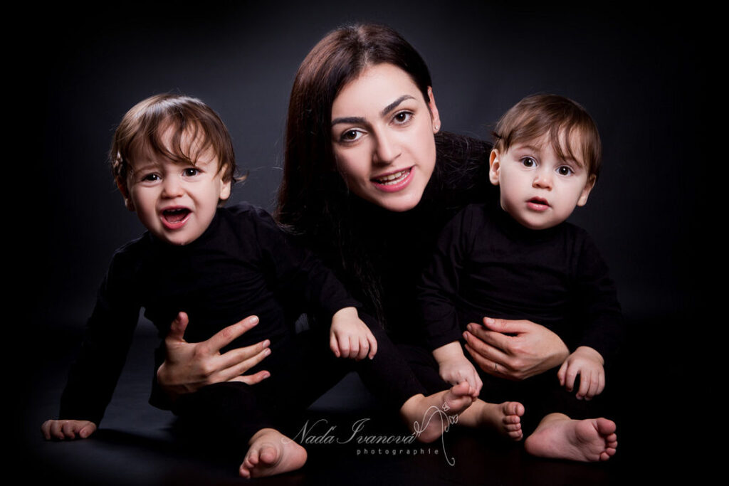 Photographe Beziers Famille Sur Fond Noir