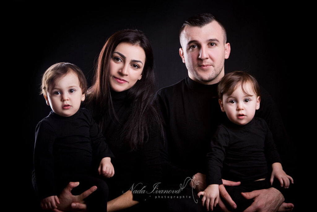 Photographe Beziers Famille Sur Fond Noir